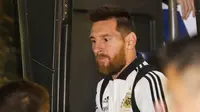 Megabintang timnas Argentina, Lionel Messi, tiba di hotel Hilton menjelang laga persahabatan atau uji coba melawan Uruguay di Tel Aviv, Minggu (17/11/2019). Sebelumnya laga persahabatan antara Argentina vs Uruguay di Israel terancam batal menyusul situasi memanas di kawasan tersebut. (Jack GUEZ/AFP)