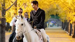 Foto-foto aktor kelahiran Seoul, Korea Selatan ini mencuri perhatian netizen. Dalam foto tersebut terlihat pula Lee Min Ho tengah dikawal dengan para bodyguard yang ada dibelakangnya. (Liputan6.com/IG/@anstagram_._)