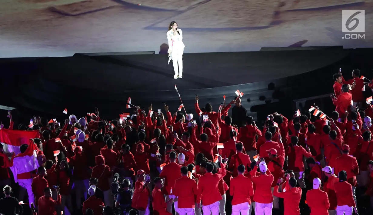 Penyanyi dangdut, Via Vallen membawakan  lagu "Meraih Bintang" pada pembukaan Asian Games 2018 di Stadion Gelora Bung Karno, Jakarta, Sabtu (18/8). Seisi stadion dibuat gemuruh dengan penampilan Via Vallen. (Liputan6.com/ Fery Pradolo)