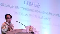 Kepala BPOM, Roy Alexander Sparringa saat memberikan keterangan di Jakarta, Senin (30/11/2015). BPOM menemukan 54 jenis obat tradisional dan 30 jenis kosmetika mengandung bahan kimia dan berbahaya. (Liputan6.com/Helmi Fithriansyah)