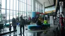 Calon penumpang bersiap masuk kapal penyeberangan eksekutif di Pelabuhan Eksekutif Sosoro, Merak, Banten, Minggu (2/6/2019). Untuk menambah pelayanan dan kenyamanan, ASDP membuka terminal penyeberangan yang menyatu dengan tempat perbelanjaan. (Liputan6.com/Helmi Fithriansyah)
