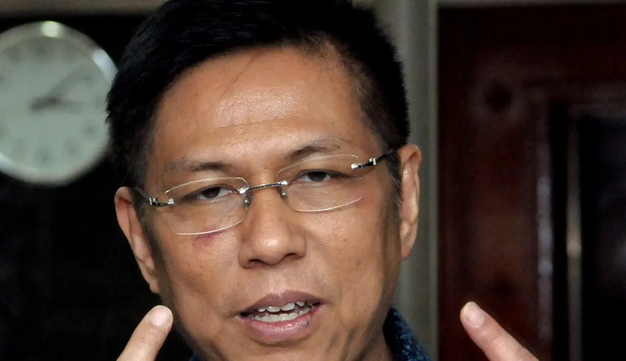 Anggota Komisi VII DPR, Mulyadi mengklaim dipukul Mustofa karena memperingati soal waktu bertanya saat raker dengan Menteri ESDM, Jakarta, Kamis (9/4/2015). (Liputan6.com/Andrian M Tunay)