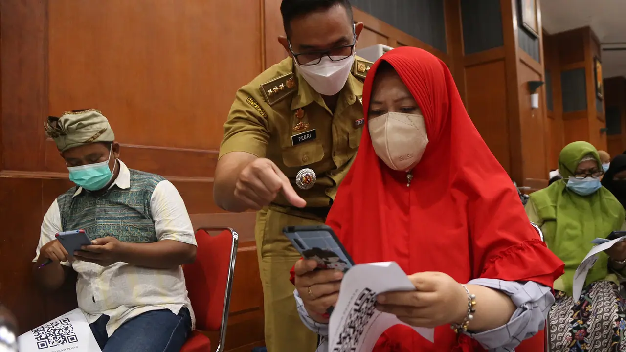 Pelaku UMKM Surabaya mengurus NIB. (Dian Kurniawan/Liputan6.com)
