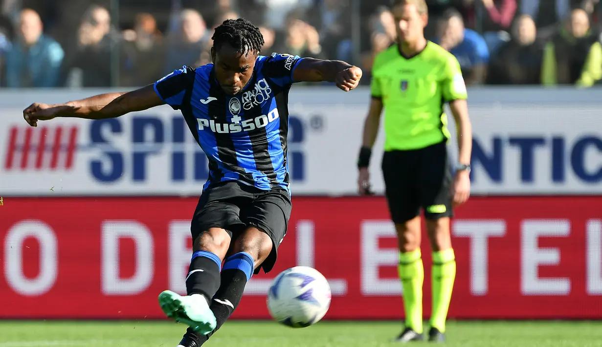 Striker Atalanta, Ademola Lookman melakukan eksekusi penalti ke gawang Inter Milan dalam laga Liga italia 2022/2023 di Atleti Azzurri d'Italia Stadium, Bergamo (13/11/2022). Everton dan RB Leipzig menjadi dua klub yang pernah menyia-nyiakan Ademola Lookman yang sejak awal musim 2022/2023 menjadi andalan di lini serang Atalanta. (AFP/Isabella Bonotto)