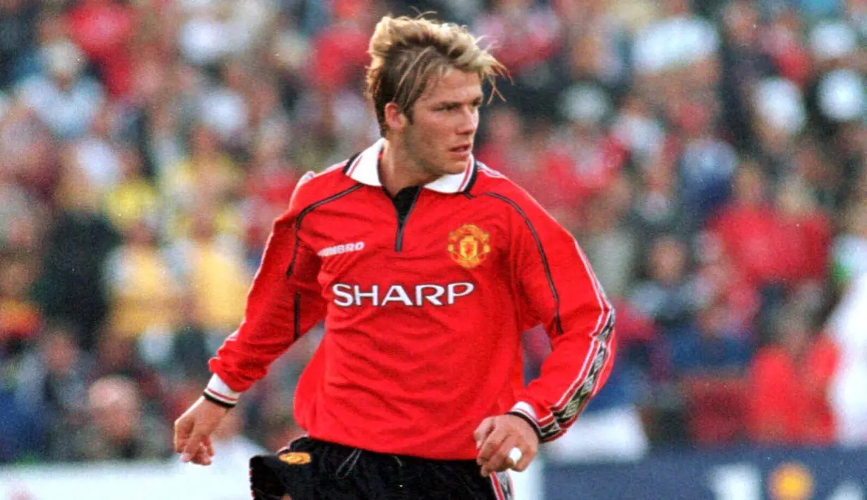 1. David Beckham - Pemain jebolan akademi Manchester United ini merupakan idola fans Setan Merah. Namun pertikaian dengan Sir Alex Ferguson membuatnya hengkang ke Real Madrid pada tahun 2003. (AFP/Lars Aamodt)