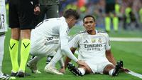 Bek Real Madrid, Trent Alexander-Arnold, mengalami cedera dalam pertandingan putaran pertama Liga Champions melawan Olympique de Marseille di Stadion Santiago Bernabeu, Madrid, Rabu (17/9/2025) dini hari WIB. (Thomas COEX / AFP)