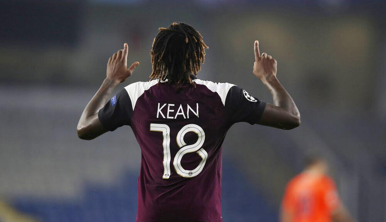 Penyerang Paris Saint Germain (PSG), Moise Kean, melakukan selebrasi usai mencetak gol ke gawang Istanbul Basaksehir pada laga Liga Champions di Stadion Basaksehir Fatih Terim, Kamis (29/10/2020). PSG menang dengan skor 2-0. (Tolga Bozoglu/Pool via AP)