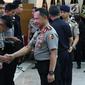 Kapolri Jenderal Tito Karnavian memberi penghargaan kepada tim gabungan pengungkapan 1,6 ton narkoba jenis sabu di Mabes Polri, Jakarta, Selasa (27/3). Acara ini dihadiri pimpinan media, Dewan Pers, dan juga KPI. (Liputan6.com/JohanTallo)