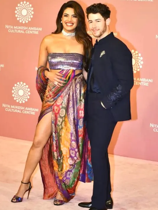 Sementara Nick Jonas tampil necis dengan setelan bandhgala hitam.  [Foto: IG/skpopculture].