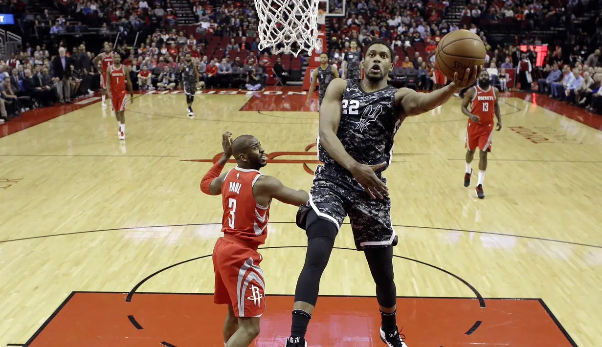 Pebasket San Antonio Spurs, Rudy Gay, berusaha  memasukkan bola saat melawan Houston Rockets pada laga NBA di Toyota Center Selasa (13/2/2018). Houston Rockets menang 109-93 atas San Antonio Spurs. (AP/David J. Phillip)