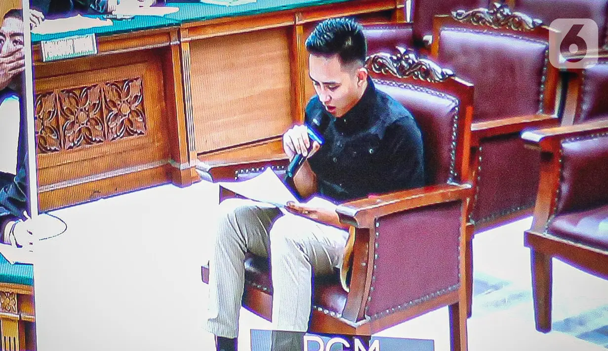 Terdakwa kasus pembunuhan berencana Brigadir Yosua Hutabarat, Richard Eliezer alias Bharada E menjalani sidang tuntutan di Pengadilan Negeri Jakarta Selatan, Jakarta, Rabu (25/1/2023). Sidang tersebut beragenda pembacaan nota pembelaan atau pledoi dari terdakwa. (Liputan6.com/Faizal Fanani)