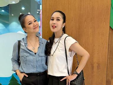 Sandra Dewi dan Yuanita Christiani sudah bersahabat sejak keduanya masih sama-sama single. Waktu terus berjalan, tak terasa kini dua artis populer ini sudah sama-sama jadi ibu. Sandra Dewi dikaruniai dua anak, sementara Yuanita Christiani dikaruniai satu anak perempuan. Banyak yang suka dengan persahabatan dua artis ini, netizen sebut jika nantinya anak Sandra dan Yuanita berjodoh, persahabatan keduanya makin awet. (Liputan6.com/IG/@sandradewi88)