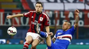 Gelandang AC Milan, berusaha melewati pemain sampdoria Angelo Palombo pada laga serie A di  di San Siro, Senin (13/04/2015). AC Milan bermain imbang 1-1 dengan Sampdoria.  (Reuters/ Stefano Rellandini)