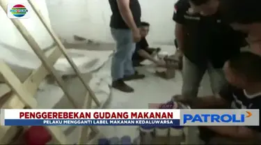 Satreskrim Polda Metro Jakarta Barat ciduk karyawan gudang makanan yang tengah mengganti kemasan label produk kedaluwarsa.