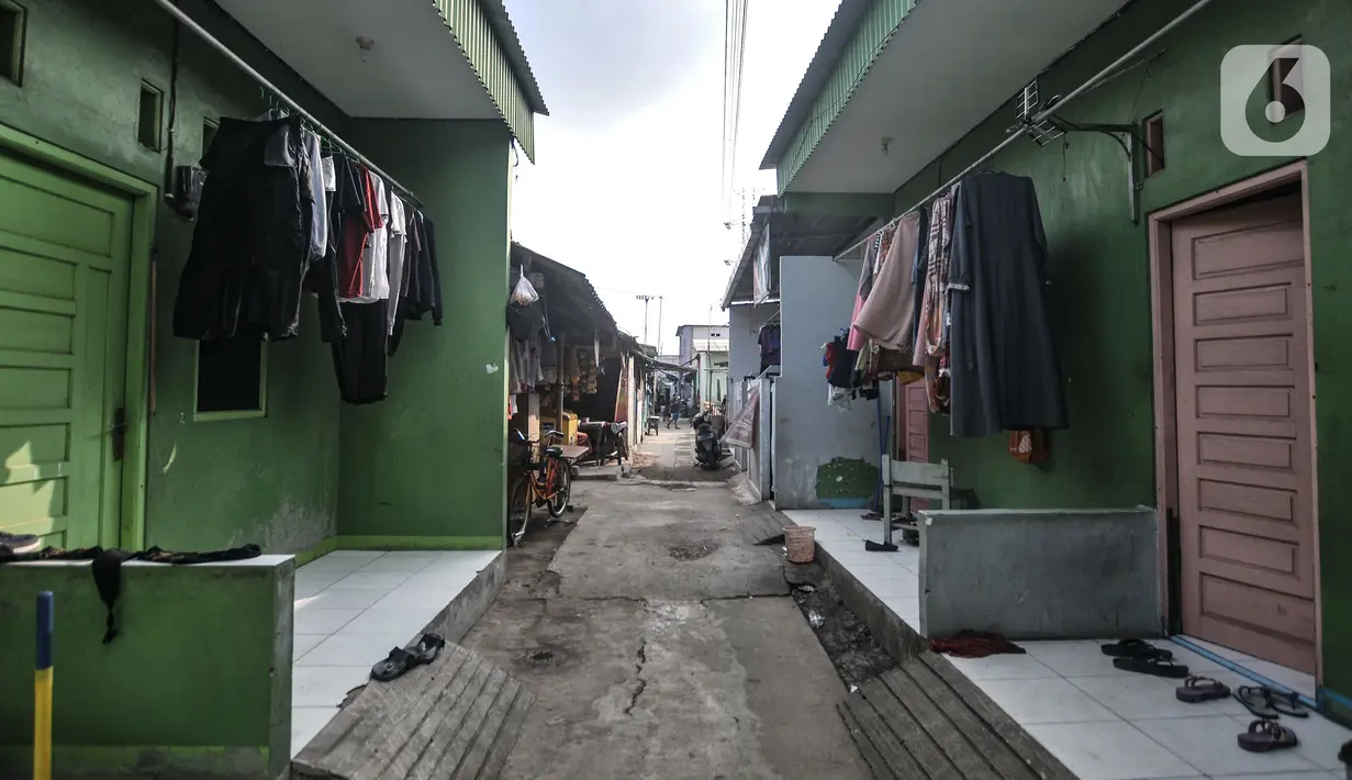 Suasana saat pemberlakuan karantina wilayah atau lockdown di RT 01 RW 04, Kelurahan Semper Barat, Cilincing, Jakarta Utara, Kamis (3/6/2021). Karantina wilayah diberlakukan selama 10 hari usai sebanyak 22 warga terkonfirmasi positif Covid-19 setelah mengikuti tahlilan. (merdeka.com/Iqbal S Nugroho)