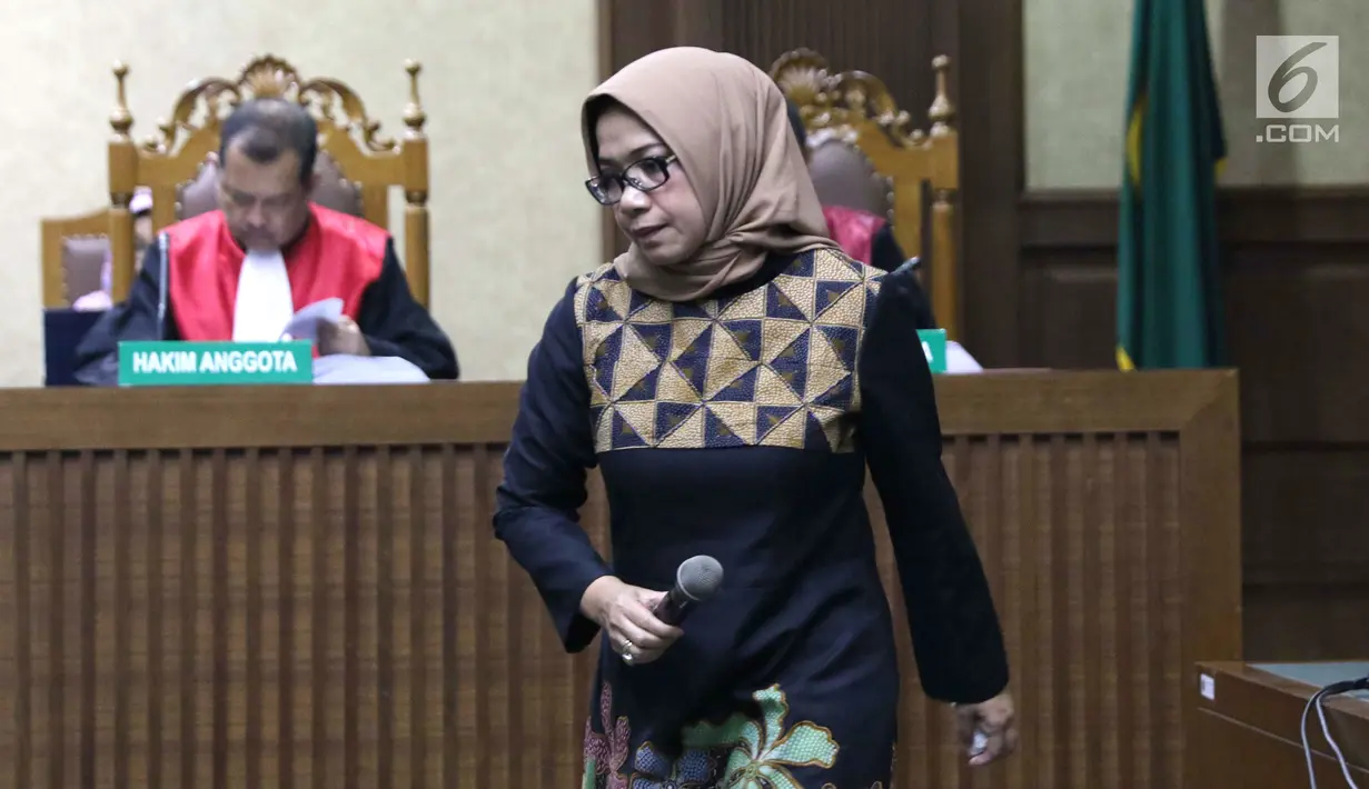 Terdakwa suap kontrak kerja sama pembangunan PLTU Riau-1, Eni Maulani Saragih bersiap menjalani sidang pembacaan tuntutan di Pengadilan Tipikor, Jakarta, Selasa (22/1). Eni dituntut 8 tahun penjara, denda Rp 300 juta. (Liputan6.com/Helmi Fithriansyah)