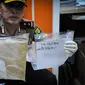 Sejumlah barang bukti pungutan liar (pungli) yang diamankan saat operasi tangkap tangan (OTT) di Kementerian Perhubungan, Jakarta, Selasa (11/10). (Liputan6.com/Faizal Fanani)