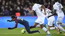 Pemain PSG, Neymar jatuh saat berusaha melewati adangan para pemain Dijon pada laga Ligue 1 di Parc des Princes stadium, Paris, (17/1/2018). PSG menang telak 8-0. (AFP/Christophe Simon)
