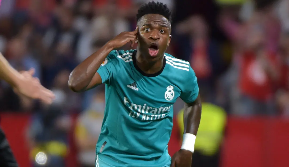 5. Vinicius Junior salah satu wonderkid Real Madrid yang tampil memuaskan di musim 2021/2023. Ketajamannya di lini serang bersama Karim Benzema membuat dirinya menjadi pahlawan di final Liga Champions 2022. Tak pelak dirinya kini mendapatkan gaji per pekan sebesar 400 ribu Euro atau setara enam miliar rupiah. (AFP/Cristina Quicler)