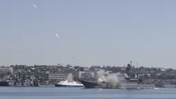 Kapal perang Azov kelas Ropucha III menembakkan rudal ke udara saat latihan untuk memperingati Hari angkatan Laut di Sevastopol, Krimea, Rusia (24/7/2015). Kapal ini mampu membawa 10 tank kelas berat dan 200 pasukan. (REUTERS/Pavel Rebrov)