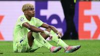 Tampak pemain Barcelona, Lamine Yamal, tertunduk lesu pada leg kedua semifinal Liga Champions 2024/2025 di Giuseppe Meazza usai timnya disingkirkan Inter Milan. (PIERO CRUCIATTI / AFP)