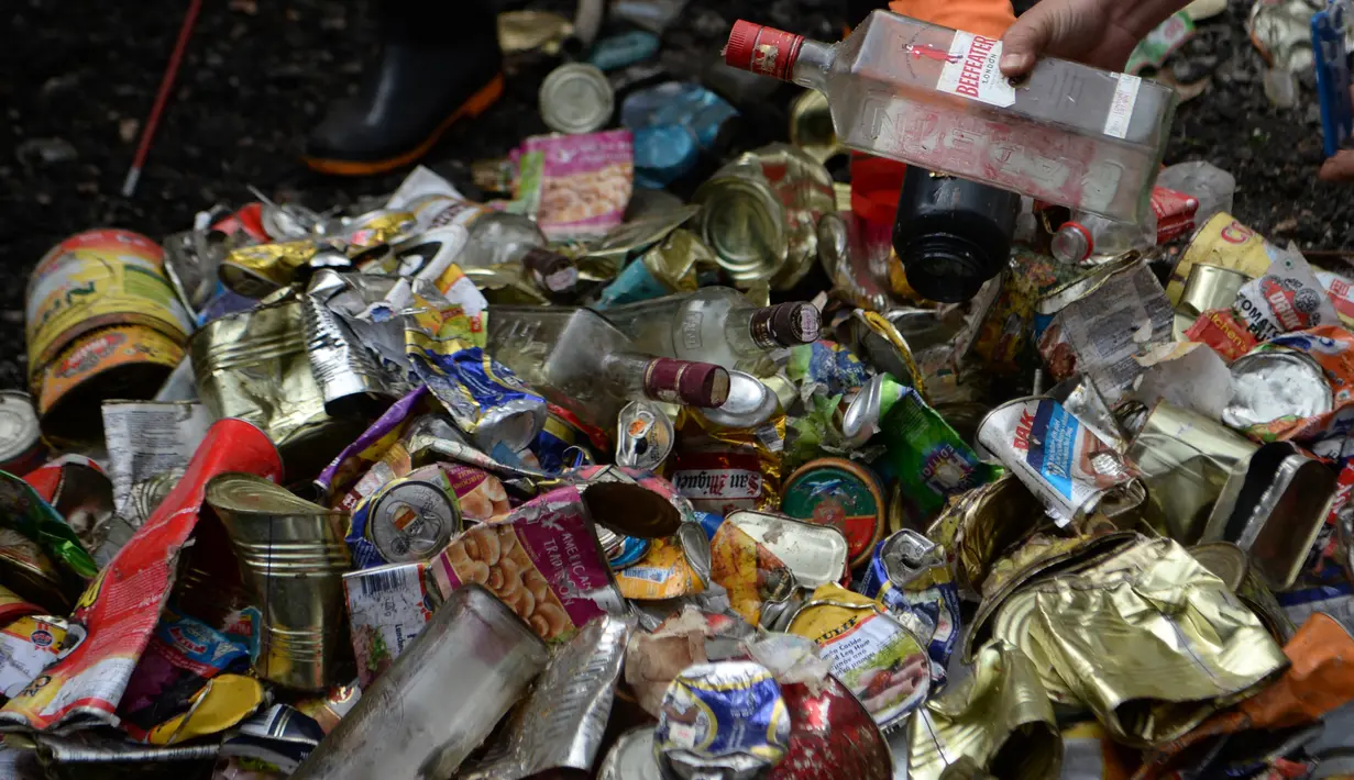 Sampah-sampah yang berhasil dikumpulkan dari Gunung Everest di Kathmandu, 5 Juni 2019. Ekspedisi pembersihan Gunung Everest oleh pemerintah Nepal mengangkut turun 11 ton sampah sebagai bagian dari upaya membersihkan gunung tertinggi di dunia itu. (PRAKASH MATHEMA/AFP)