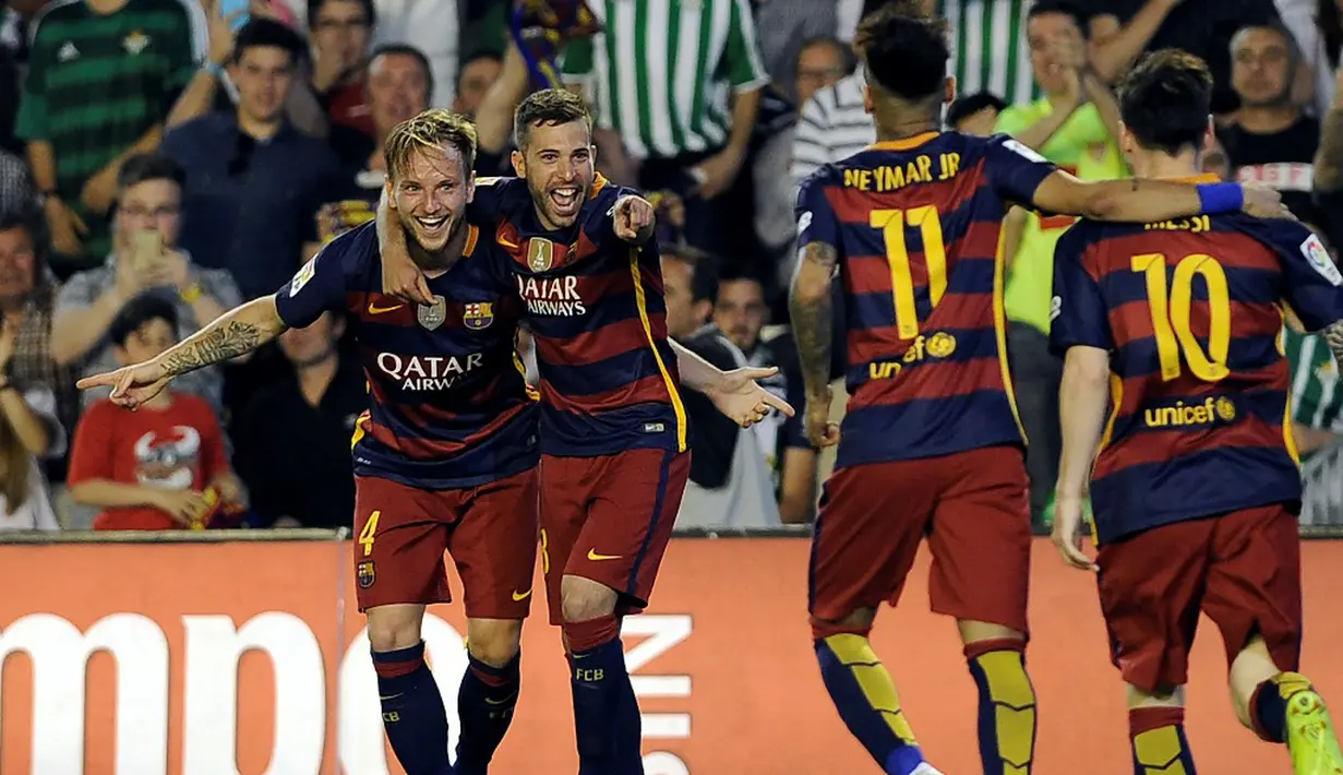 Pemain Barcelona merayakan gol yang dicetak Ivan Rakitic ke gawang Real Betis dalam laga La Liga Spanyol di Stadion Benito Villamarin, Sevilla, Minggu (1/5/2016) dini hari WIB. (AFP/Cristina Quicler)