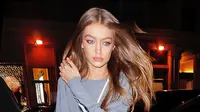 Tren Fashion Groutfit, Busana Serba Abu-Abu ala Gigi Hadid