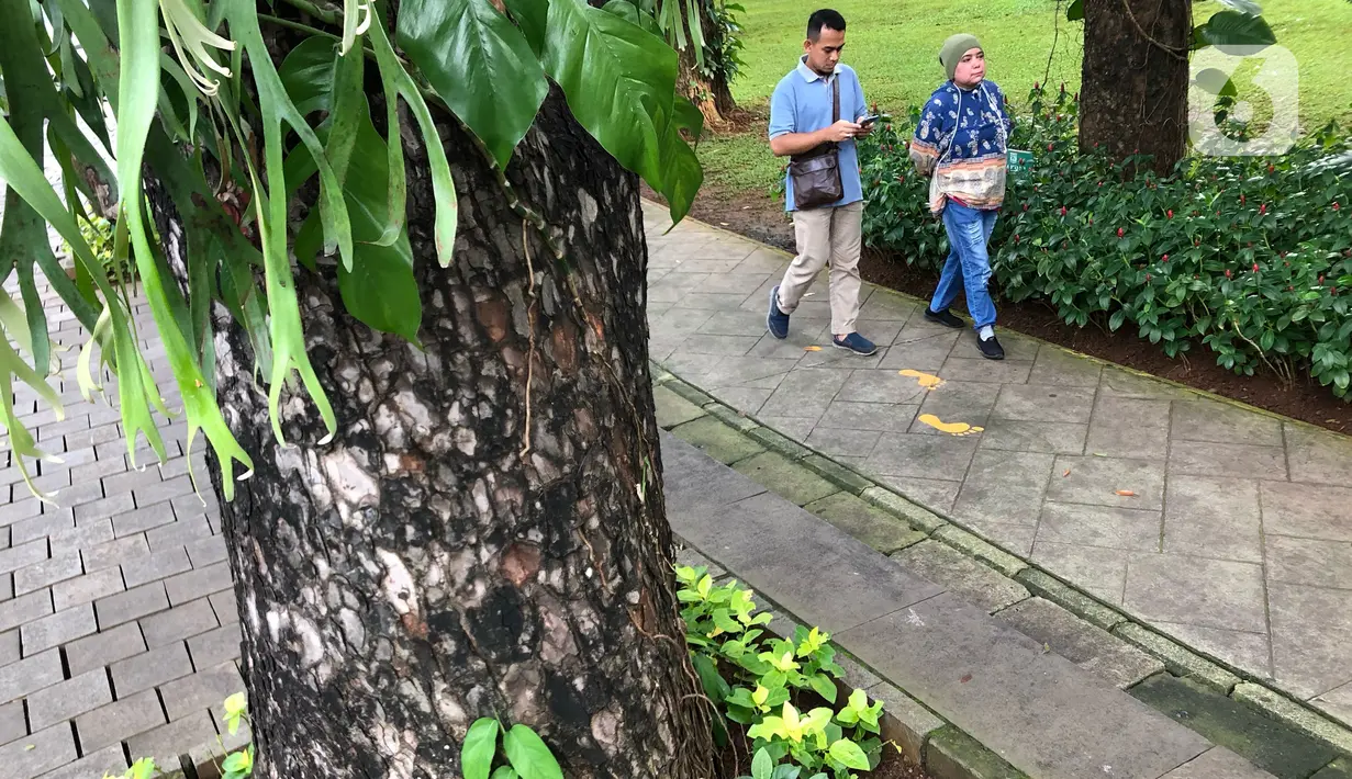 Warga beraktivitas di Taman Suropati, Menteng, Jakarta, Rabu (18/3/2020). Meskipun ditutup untuk umum terkait upaya mencegah penyebaran virus covid 19, namun sebagian masyarakat tetap beraktivitas di sekitar taman tersebut untuk berolahraga atau sekadar berekreasi. (Liputan6.com/Immanuel Antonius)