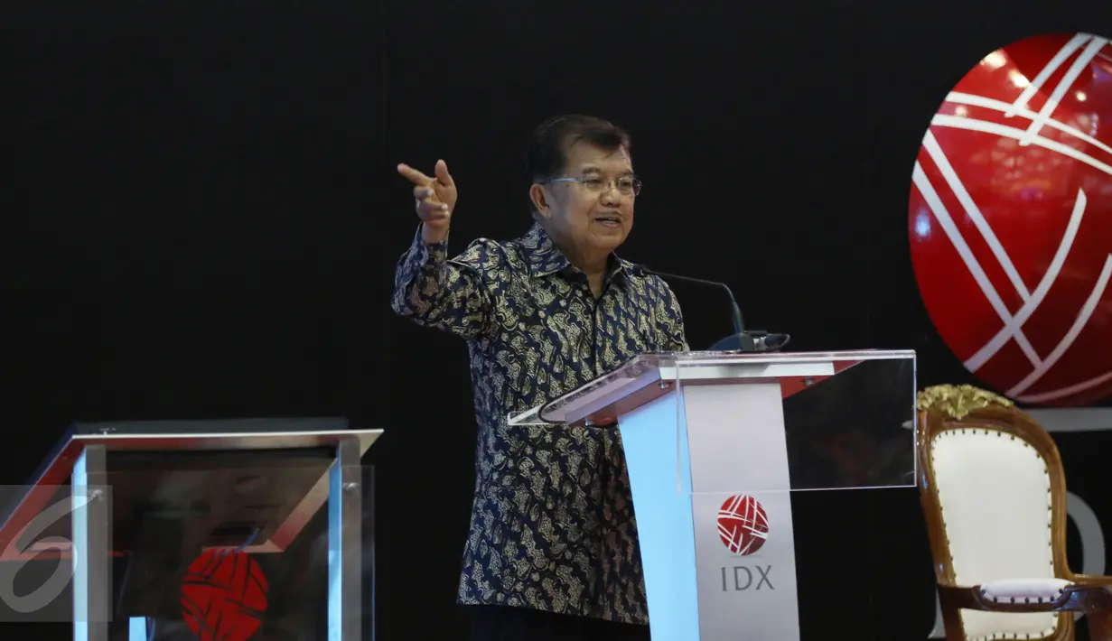 Wapres Jusuf Kalla menyampaikan keterangan saat perdagangan saham 2017 Bursa Efek Indonesia (BEI) di Jakarta, Selasa (3/1). inerja IHSG terbaik nomor 5 di dunia dan nomor 2 di Asia Pasifik. (Liputan6.com/Angga Yuniar)