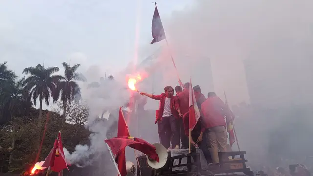 Sejumlah Mahasiswa dari Universitas Muhammadiyah melakukan aksi demo tolak kenaikan harga BBM di kawasan Patung Arjuna Wijaya