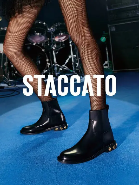 Kulit paten eklektik yang modern secara sempurna mewakili gaya edgy. Dihiasi dengan gesper berlian yang unik, desainnya dilengkapi dengan gaya yuppie, sementara garis melengkung dari tumit dengan cerdik menambah keindahan yang halus. Foto: Document/Staccato.