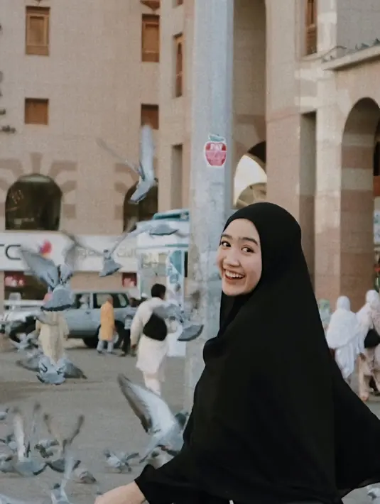 Meski belum banyak mengunggah potret diri di Makkah, Febby Rastanty mengaku terharu bisa menyempatkan diri untuk beribadah umroh. (Liputan6.com/IG/febbyrastanty)