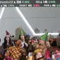 Pegawai mengenakan topi dan meniupkan trompet usai penutupan perdagangan saham tahun 2015 di Bursa Efek Indonesia, Jakarta, Rabu (30/12). Indeks Harga Saham Gabungan (IHSG) pada akhir perdagangan 2015 ditutup hari ini‎. (Liputan6.com/Angga Yuniar)