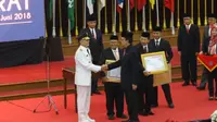 Mendagri Tjahjo Kumolo melantik Komjen M Iriawan sebagai Penjabat Gubernur Jawa Barat (Liputan6.com/ Putu Merta Surya Putra)