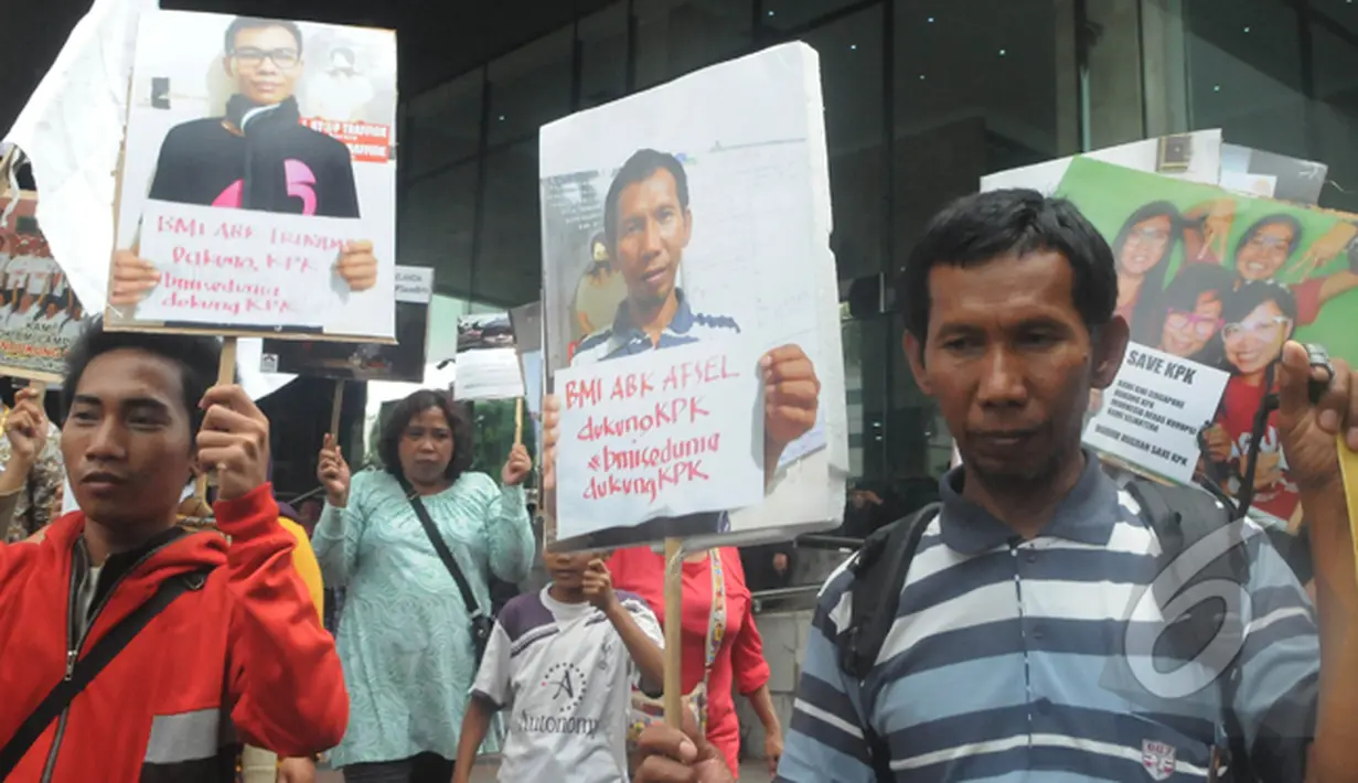 Aneka poster yang berisi dukungan kepada KPK dibawa oleh para buruh saat aksi di depan gedung KPK, Jakarta, Jumat (13/2/2015). Buruh Migran Indonesia sepakat untuk mendukung KPK. (Liputan6.com/Herman Zakharia)