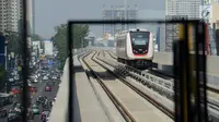 Moda transportasi kereta ringan atau light rail transit (LRT) melintas saat berlangsungnya uji coba di Jakarta, Selasa (11/6/2019). Warga dapat menjajal LRT dengan gratis mulai Selasa 11 Juni 2019. (merdeka.com/Imam Buhori)