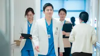 Jo Jung Suk dalam Hospital Playlist season 2. (Photo by tvN, Courtesy of Netflix)