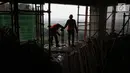 Aktivitas pekerja di kawasan proyek pembangunan Apartemen Meikarta di Cikarang, Kabupaten Bekasi, Jawa Barat, Jumat (12/4). Sejak diluncurkan 17 Agustus 2017 lalu, Meikarta secara cepat melakukan pembangunan  yang saat ini sudah sampai lantai 20 dari total 30 lantai. (Liputan6.com/Johan Tallo)