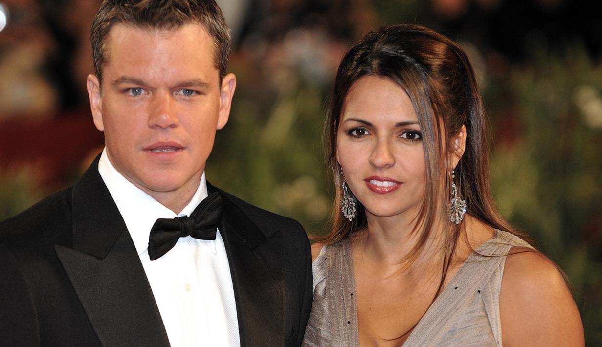 Luciana yang pelayan bar itu membantu Matt Damon dari kejaran fans. Tapi siapa sangka, sejak kejadian itu mereka jadi sering bertemu dan jatuh cinta (Istimewa)