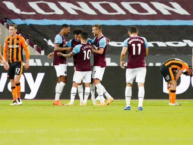Para pemain West Ham United merayakan gol yang dicetak oleh Sebastien Haller ke gawang Hull City pada laga Piala Liga Inggris di Stadion London, Rabu (23/9/2020). West Ham menang dengan skor 5-1. (AP/Alastair Grant, Pool)