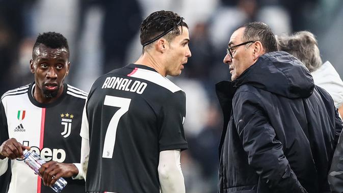 Pelatih Juventus, Maurizio Sarri, memberikan instruksi kepada Cristiano Ronaldo pada laga Serie A di Stadion Allianz, Turin, Minggu (15/12). Juventus menang 3-1 atas Udinese. (AFP/Isabella Bonotto)