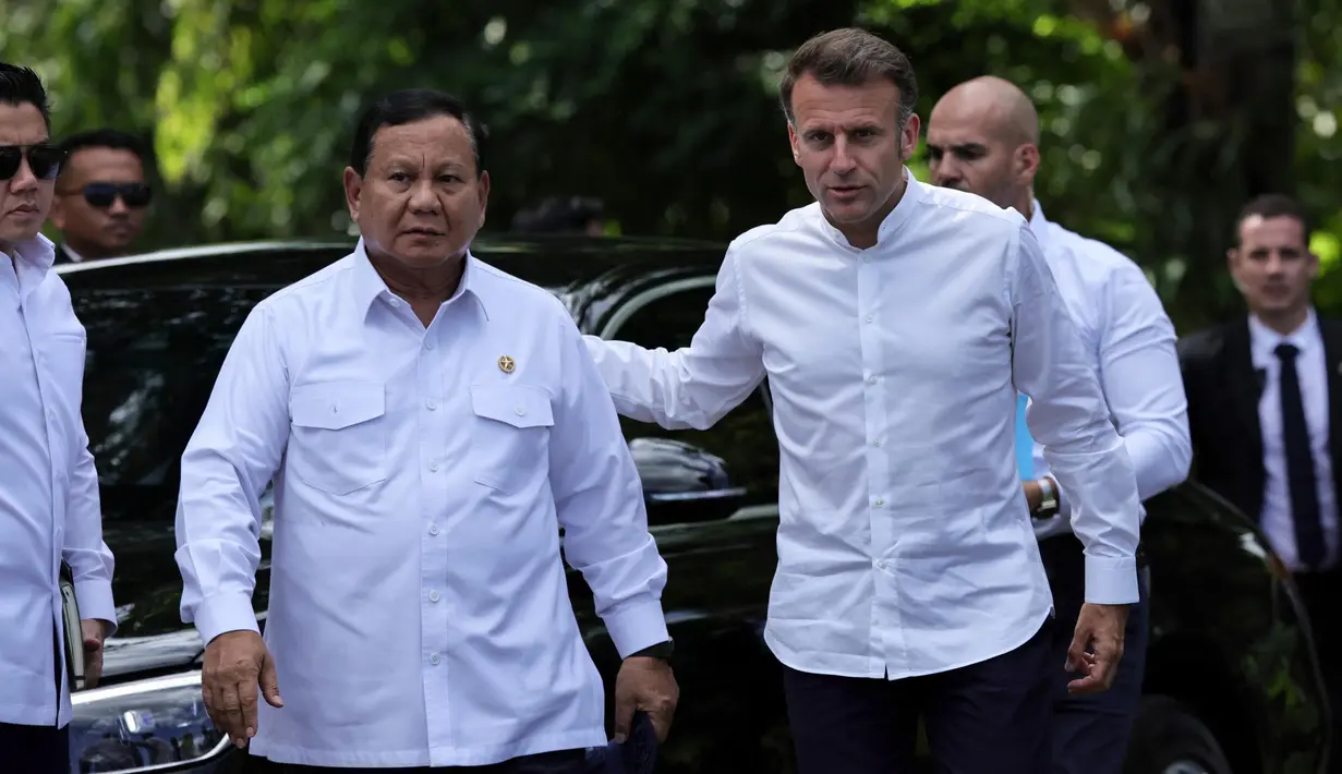 Presiden Republik Indonesia Prabowo Subianto (kiri) bersama Presiden Prancis Emmanuel Macron ketika mengunjungi Candi Borobudur di Magelang pada Kamis 29 Mei 2025. (YASUYOSHI CHIBA/POOL/AFP)