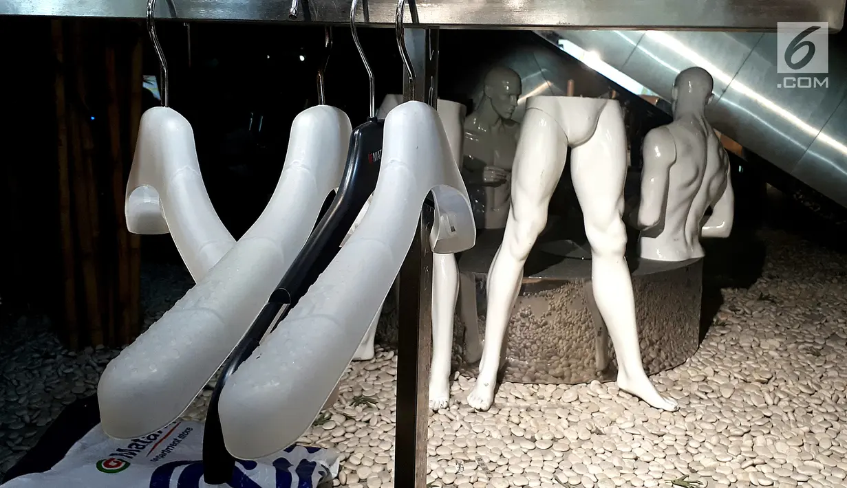 Sejumlah manikin tanpa busana dipajang di lantai busana pria di Matahari Mall Taman Anggrek, Jakarta, Jumat (1/12). Penutupan PT Matahari Department Store pada 3 Desember 2017 disebabkan karena masa sewa yang telah habis. (Liputan6.com/Fery Pradolo)