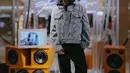 Rayi Putra tampak hadir mengenakan jacket berbagan jeans dari koleksi Lanvin x Future. Dengan detail gravity art bertuliskan Lanvin dan permainan pola dekonstruktif pada jacket, keseluruhan tampilan terlihat begitu edgy.  [ Foto dok Lanvin ]