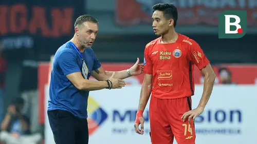 <p>Pelatih Persija Jakarta, Thomas Doll, memberikan instruksi kepada Rizky Ridho saat bersua Bhayangkara FC, pada laga pekan ketiga BRI Liga 1 2023/2024 di Stadion Patriot Candrabhaga, Bekasi, Minggu (16/7/2023).&nbsp;(Bola.com/M Iqbal Ichsan)</p>