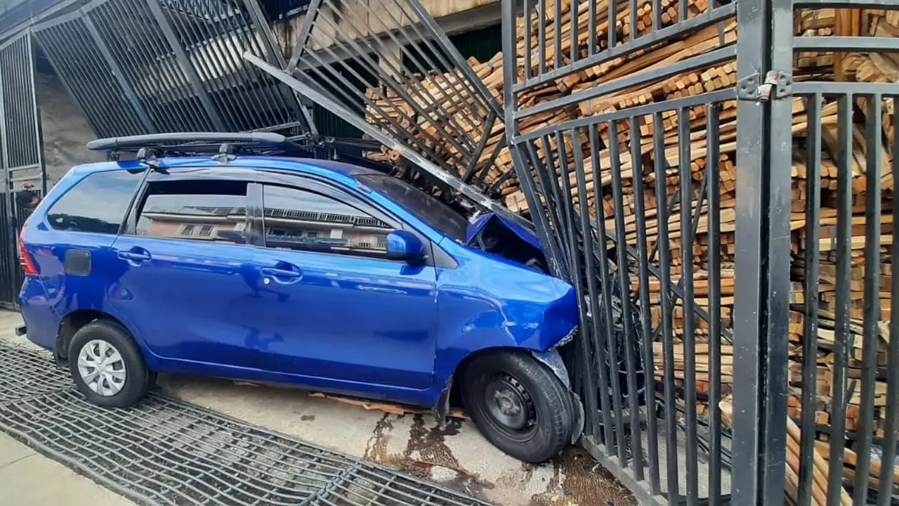 Toyota Avanza Seruduk Toko di Sentul Bogor