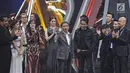 Para pemain, sutradara dan kru sinetron Anak Langit menyampaikan kata sambutan saat meraih penghargaan SCTV Awards 2017 di Studio 6 Emtek City, Jakarta, Rabu (29/11). Anak Langit meraih predikat Sinetron Paling Ngetop. (Liputan6.com/Herman Zakharia)