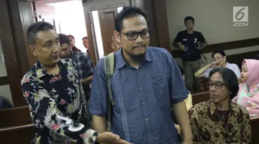 Terdakwa kasus suap yang juga Panitera Pengadilan Negeri Medan, Helpandi bersiap menjalani sidang pembacaan putusan di Pengadilan Tipikor, Jakarta, Kamis (4/4). Helpandi dinyatakan bersalah dan dihukum 7 tahun penjara dan denda Rp 300 juta. (Liputan6.com/Helmi Fithriansyah)