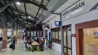 Suasana stasiun di Yogyakarta, Minggu (29/12/2024). Selama libur Nataru 2024/2025, pengguna KAI Commuter maupun kereta jarak jauh meningkat dibanding tahun sebelumnya. (Dok Humas KAI)